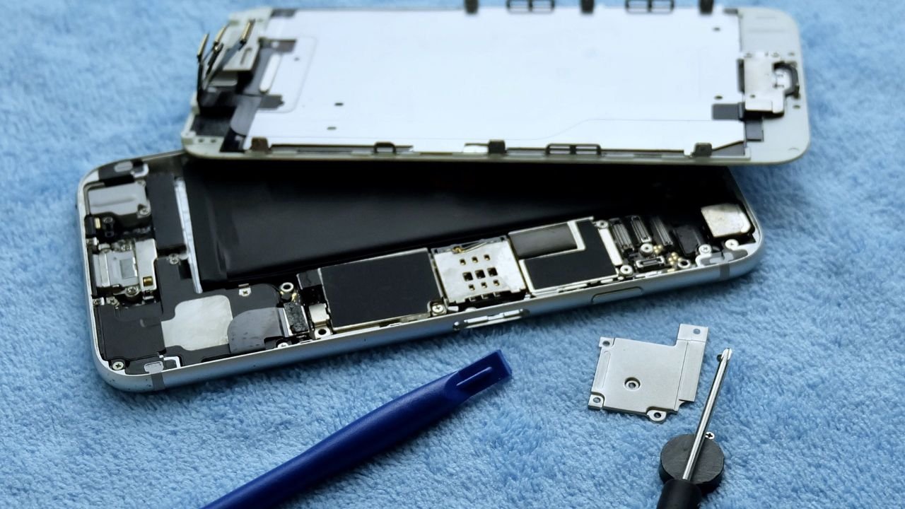 Diagnostic și înlocuire display iPhone în Brașov la Apple Plug